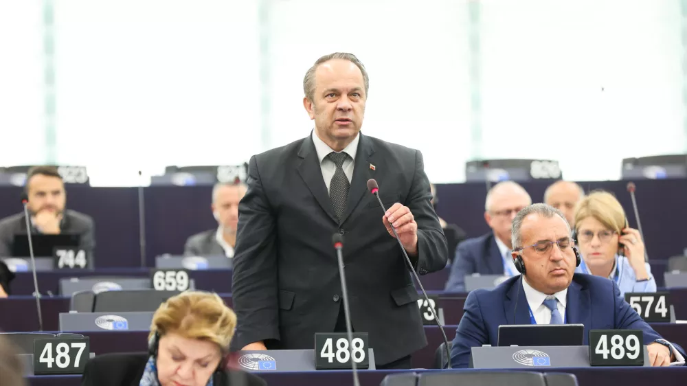 Pred izključitvijo iz EPP: SDS re&scaron;uje svoj ugled, Grimsa pozvali k odstopu