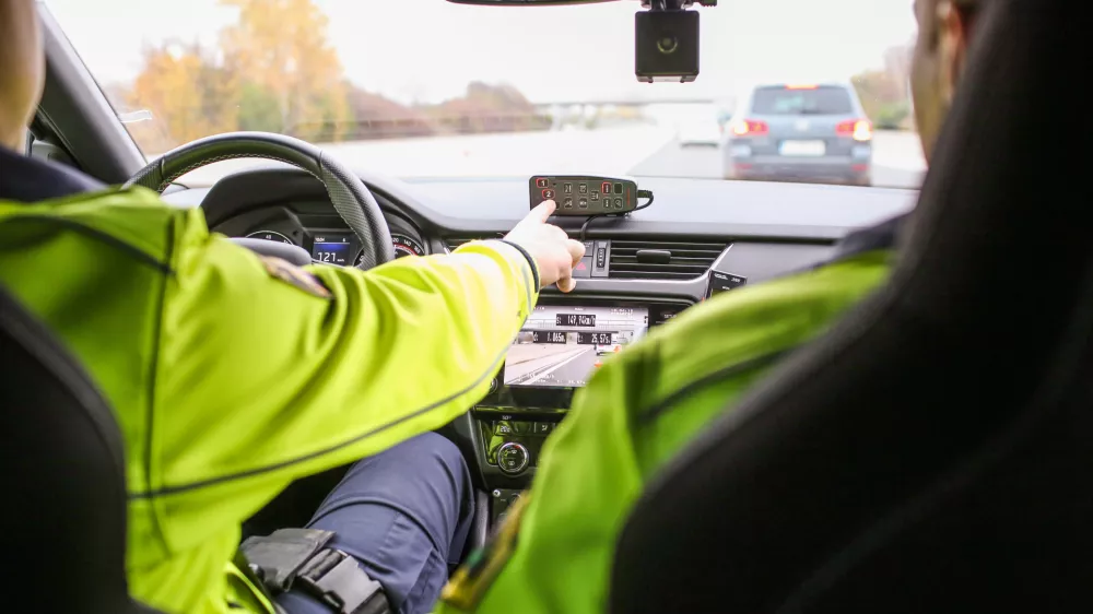 - 09.11.2018 &ndash; POLICIJA - Specializirana enota za nadzor prometa (SENP) - Sektor prometne policije, Vodnikova 43 v Ljubljani &ndash; radarski sistem PROVIDA, video sistem za zagotavljanje varnosti v cestnem prometu. &ndash; merjenje hitrosti &ndash; lov za prehitrimi vozniki -  //FOTO: Bojan Velikonja