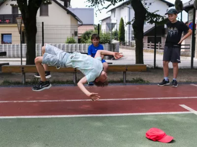 Med počitnicami so &scaron;olska igri&scaron;ča postala srce soseske