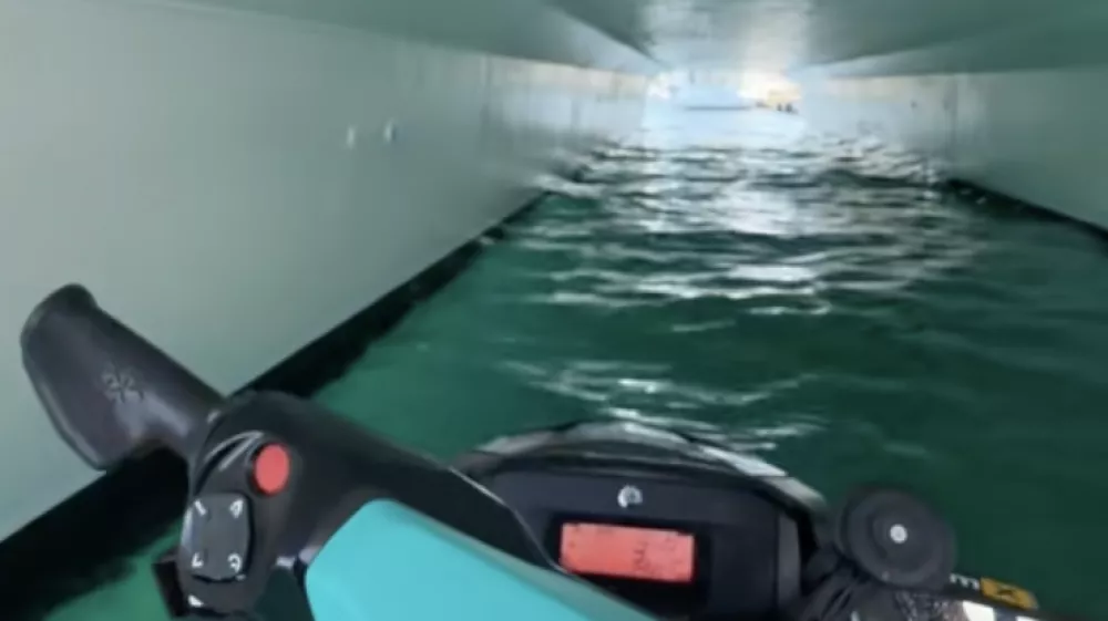 Celotno dogajanje je posnela kamera, name&scaron;čena na Neubeckovem vodnem skuterju. Foto: zajem zaslona tiktok