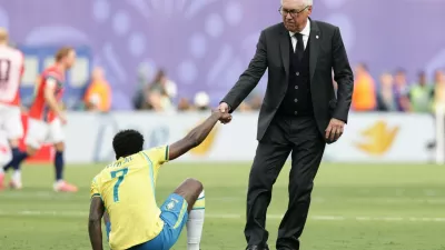 Brazil head coach Carlo Ancelotti helps Brazil's Vinicius Junior (7) get upduring the World Cup round of 16 soccer match between Brazil and Norway in East Rutherford, N.J., near New York, Sunday, July 5, 2026. (AP Photo/Adam Hunger)