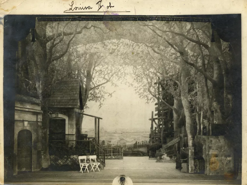 Fotografija scenografije Vaclava Skru&scaron;nya za uprizoritev Gustav Charpentier: Luiza, režiser Friderik Rukavina, Narodno gledali&scaron;če v Ljubljani, premiera 24. 3. 1922. Vir: Portal Oder/Ikonoteka SLOGI