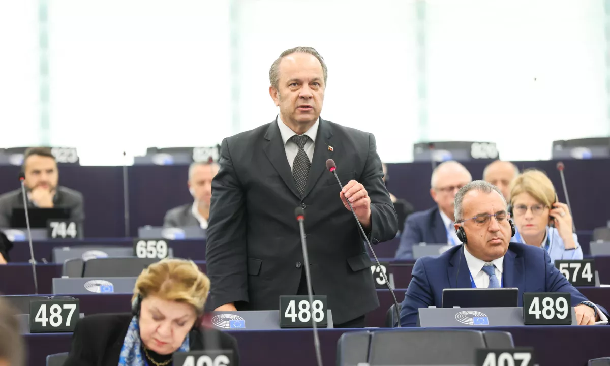 V SDS rešujejo, kar se rešiti da: Tomčeva predlaga Grimsu, naj odstopi kot poslanec