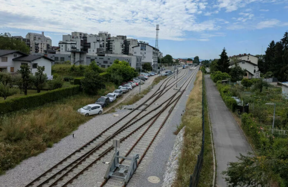 Ob domžalski železnici je pravi kaos s parkiranjem