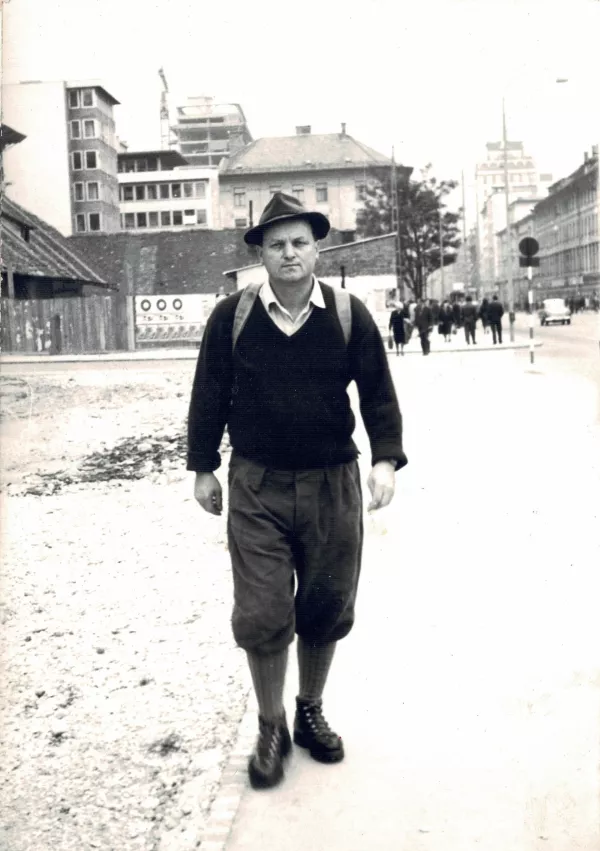 Vlasto Kopač v planinski opravi sredi Ljubljane v &scaron;estdesetih letih 20. stoletja. / Foto: Arhiv Mojce Kopač