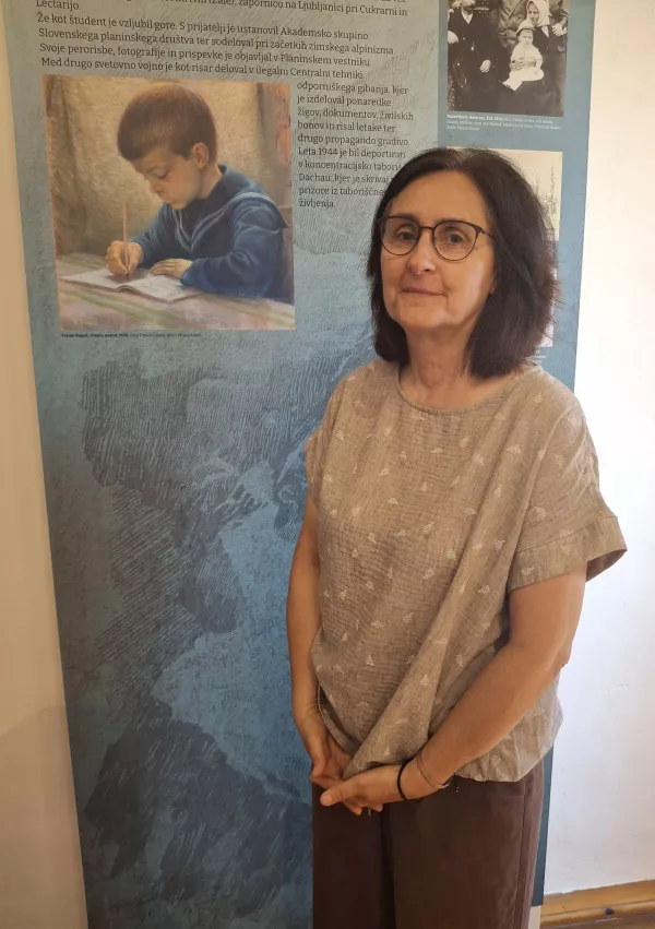 Kustosinja Janja Železnikar ob portretu Vlasta, ki ga je narisal njegov oče Franjo Kopač, ki je bil tudi akademski slikar. / Foto: Meta Černoga