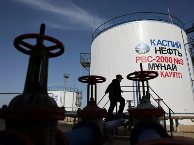 FILE PHOTO: A worker walks near storage tanks at the Airankol oil field operated by Caspiy Neft in the Atyrau region, Kazakhstan, April 20, 2026. REUTERS/Pavel Mikheyev/File Photo