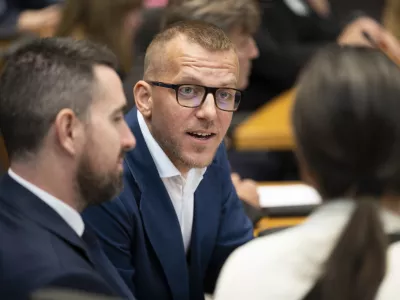 stranka ResnicaBoris Mijić15.06.2026 Državni zbor - parlament - Izredna seja DZ, na kateri bodo odločali o spremembah zakona o lokalnih volitvah ter obravnavali mandatno-volilne zadeve, v okviru katerih bi DZ potrdil mandata nadomestnima poslankamafoto: Nik Erik Neubauer