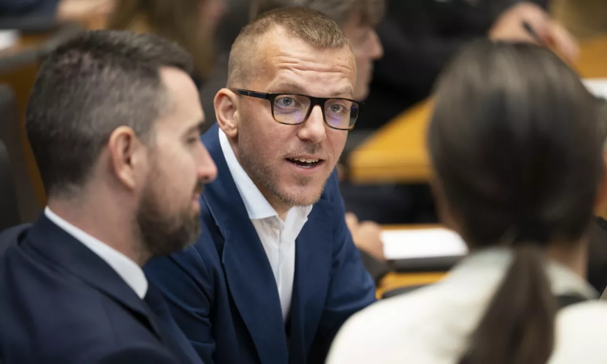 Boris Mijič se je opravičil, obljubil poplačilo dolgov, na vprašanja o odstopu pa ni odgovarjal