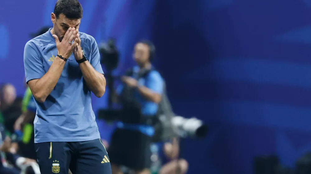 Argentina head coach Lionel Scaloni reacts during the World Cup round of 16 soccer match between Argentina and Egypt in Atlanta, Tuesday, July 7, 2026. (AP Photo/Erik S. Lesser)