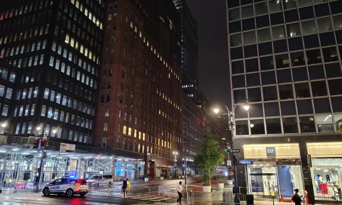 Evakuacija sredi New Yorka: nebotičniku grozila zrušitev, gradbeniki šokirani nad jeklom