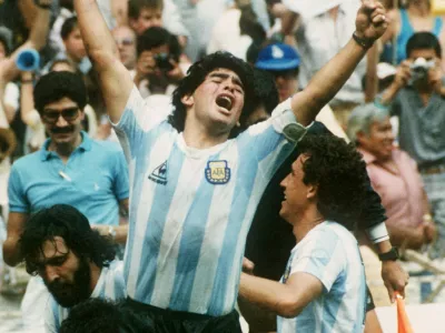Argentinian soccer ace Diego Maradona (front) is overcome with joy and cheers as his team wins the 1986 World Cup final for a second time at the Aztec Stadium in Mexico City, Mexico, 29 June 1986. Artgentina won the game 3-2 against Germany. Photo by: picture-alliance/dpa/AP Images / Foto: Ap