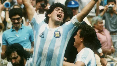 Argentinian soccer ace Diego Maradona (front) is overcome with joy and cheers as his team wins the 1986 World Cup final for a second time at the Aztec Stadium in Mexico City, Mexico, 29 June 1986. Artgentina won the game 3-2 against Germany. Photo by: picture-alliance/dpa/AP Images / Foto: Ap