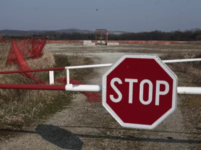- naftno-plinsko polje Peti&scaron;ovci pri Lendavi - vrtine - črpali&scaron;če - pridobivanje plina - fracking  - 23.03.2015 Pomurje/Lendava - britanska družba za raziskovanje nafte in plina, Ascent Resources, ki v okolici Lendave že več let raziskuje nahajali&scaron;ča plina,///FOTO: Luka CjuhaOPOMBA: ZA OBJAVO V PRILOGI &ndash; DNEVNIKOV OBJEKTIV - REPORTAŽA 2015