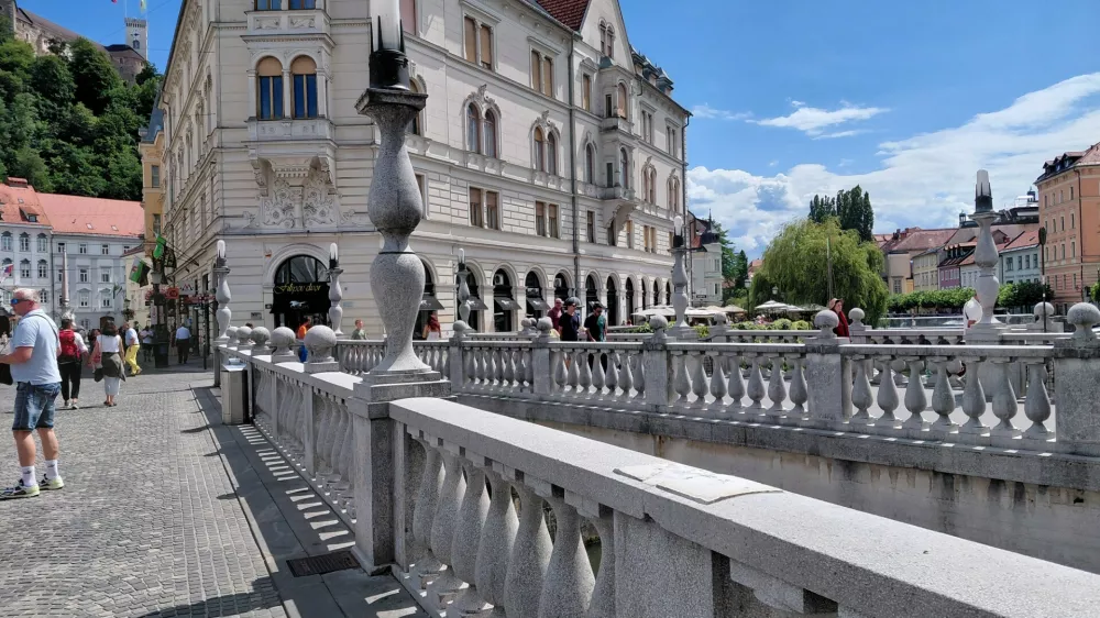 Po&scaron;kodba na Tromostovju razkriva potrebo po temeljiti obnovi Plečnikove mojstrovine. Foto: Vesna Levičnik