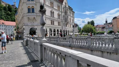Po&scaron;kodba na Tromostovju razkriva potrebo po temeljiti obnovi Plečnikove mojstrovine. Foto: Vesna Levičnik