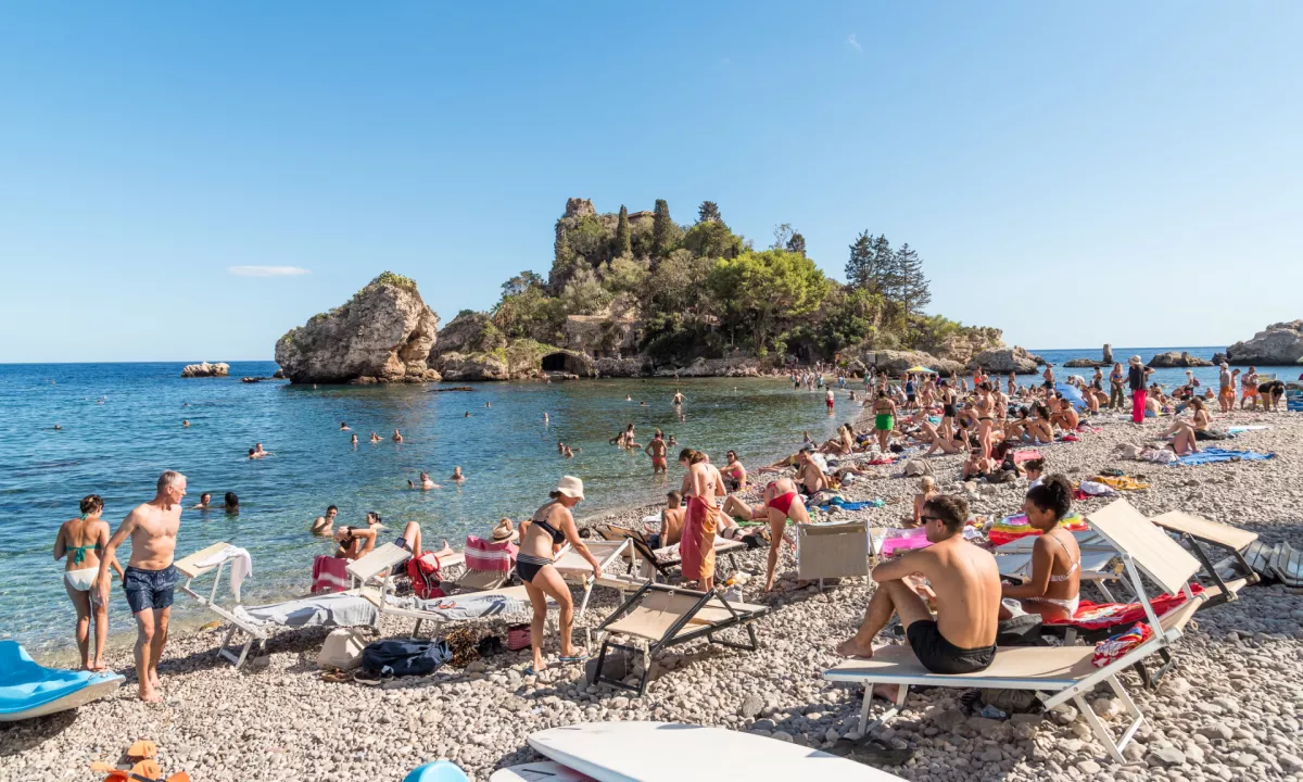 Sosedje uvajajo red na plažah: brez QR-kode vstop ni mogoč