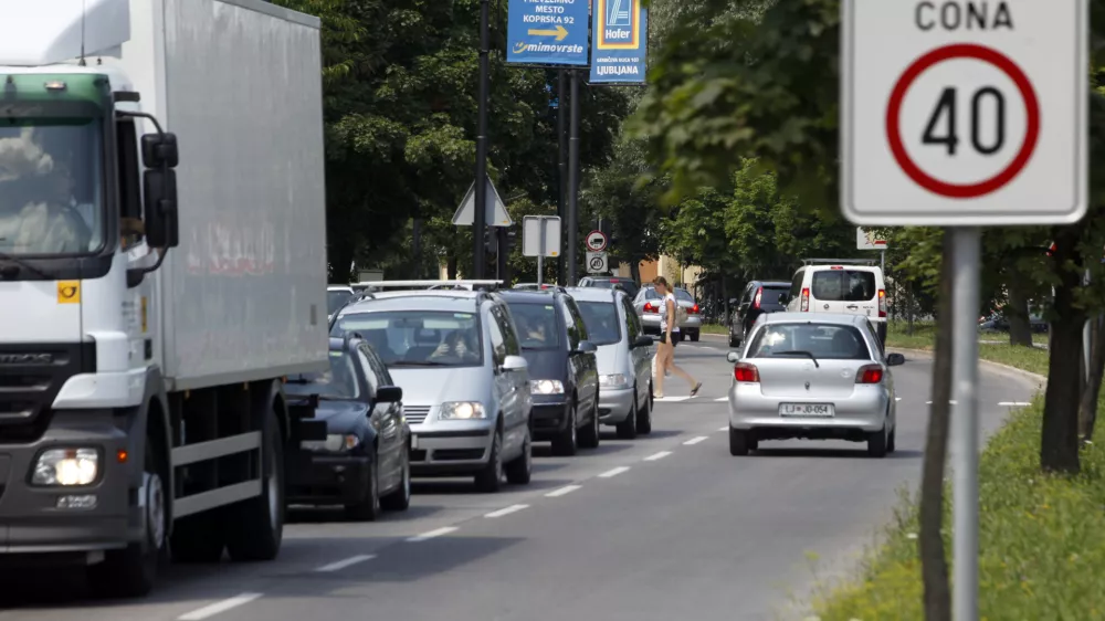 - Tbilisijska ulica - prometni znak - omejitev hitrosti 40 kilometrov na uro     //FOTO: Jaka Gasar