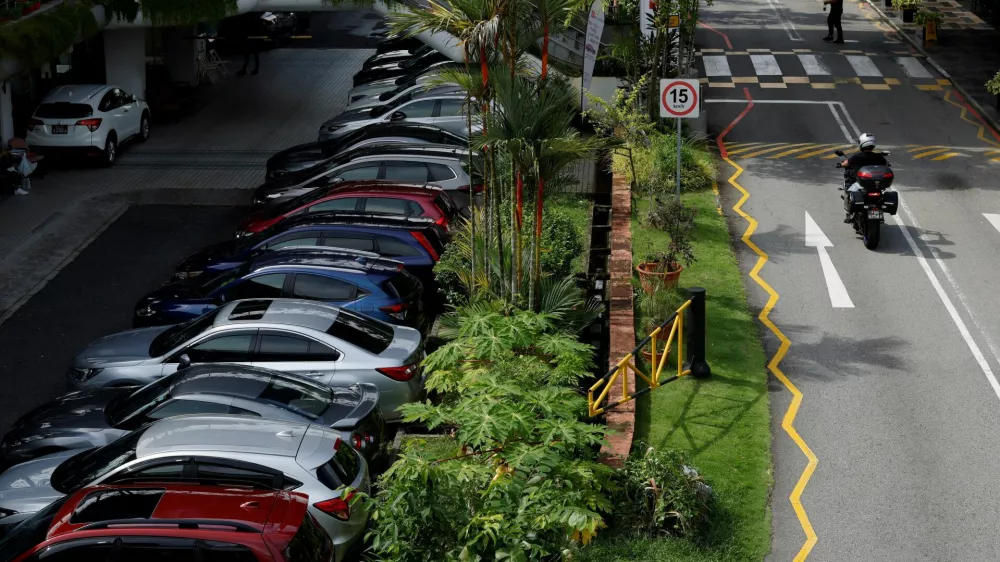 FILE PHOTO: Cars for sale are parked at used car dealerships in Singapore October 17, 2022. REUTERS/Edgar Su/File Photo