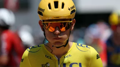 Cycling - Tour de France - Stage 5 - Lannemezan to Pau - Lannemezan, France - July 8, 2026 Uno-X Mobility's Torstein Traeen wearing the yellow jersey before the start of stage 5 REUTERS/Gonzalo Fuentes