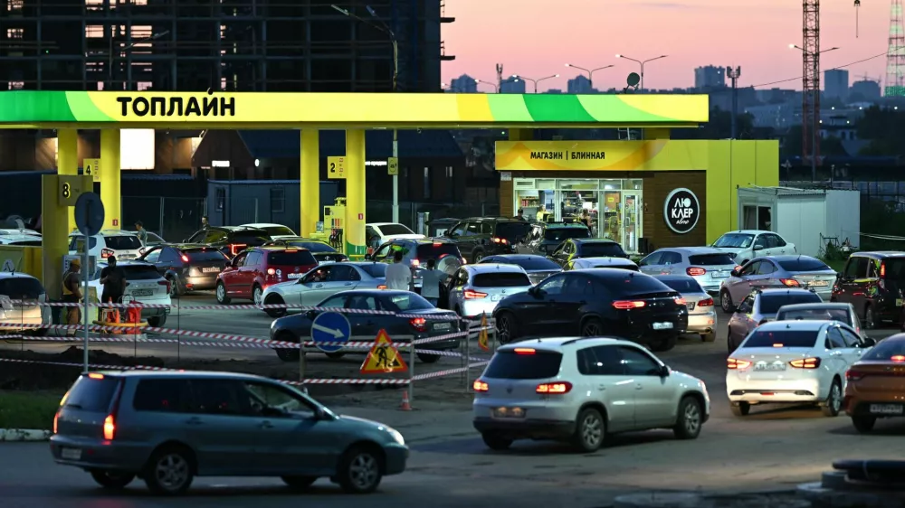 Vehicles queue to refuel at a gasoline pump in the Siberian city of Omsk, Russia, July 6, 2026. REUTERS/Alexey Malgavko