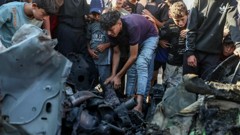 Palestinians inspect the site of an Israeli strike on a vehicle in Gaza City, July 8, 2026. REUTERS/Dawoud Abu Alkas   TPX IMAGES OF THE DAY