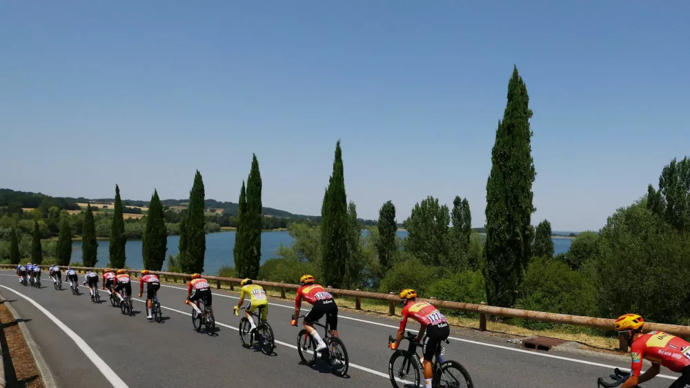 Cycling - Tour de France - Stage 5 - Lannemezan to Pau - Lannemezan, France - July 8, 2026 Cyclists, including Uno-X Mobility's Torstein Traeen wearing the yellow jersey, in action during stage 5 REUTERS/Gonzalo Fuentes   TPX IMAGES OF THE DAY