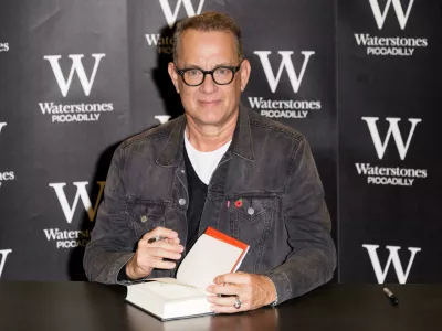KG1EW4 London, UK. 02nd Nov, 2017. Academy Award winning American actor Tom Hanks?signs copies of his first book, Uncommon Type: Some Stories, a collection of 17 short stories focusing around the theme of typewriters at Waterstones Piccadilly. Credit: Raymond Tang/Alamy Live News