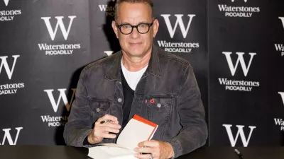 KG1EW4 London, UK. 02nd Nov, 2017. Academy Award winning American actor Tom Hanks?signs copies of his first book, Uncommon Type: Some Stories, a collection of 17 short stories focusing around the theme of typewriters at Waterstones Piccadilly. Credit: Raymond Tang/Alamy Live News