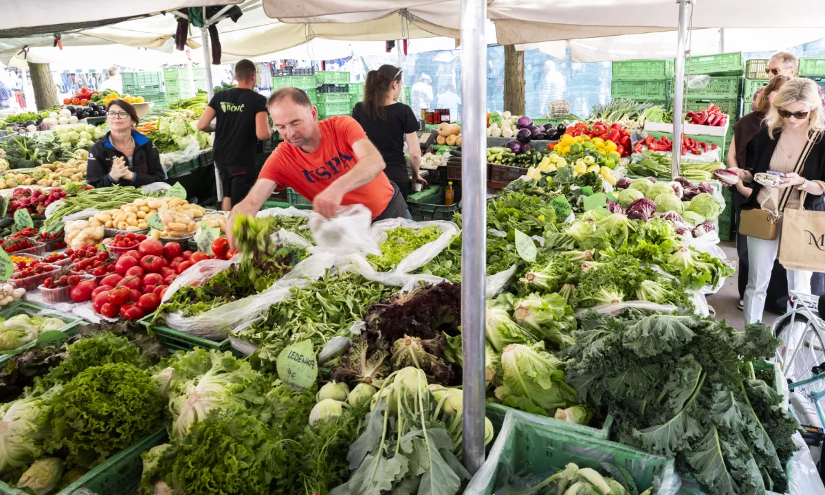 Hrana, ki jo nutricionisti priporočajo med vročinskim valom: tudi topli napitki nas lahko ohladijo