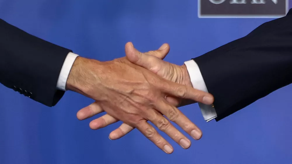 NATO Secretary General Mark Rutte and U.S. President Donald Trump shake hands as Trump arrives ahead of a family photo at a NATO leaders' summit in Ankara, Turkey, July 8, 2026. REUTERS/Stoyan Nenov   TPX IMAGES OF THE DAY / Foto: Stoyan Nenov