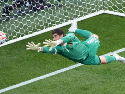 Belgium goalkeeper Thibaut Courtois (1) dives for the ball during the World Cup round of 16 soccer match between the United States and Belgium in Seattle, Monday, July 6, 2026. (AP Photo/Nick Didlick)