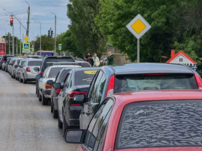 Cars queue on a road for fuel at a gas station after authorities restricted fuel sales amid a supply shortage following Ukrainian attacks on logistics routes in the course of Russia-Ukraine conflict, in the Black Sea resort city of Yevpatoriya, Crimea, June 3, 2026. REUTERS/Alexey Pavlishak