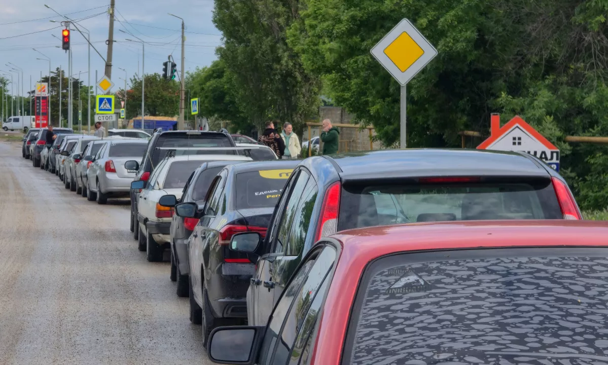 V Rusiji kaos zaradi pomanjkanja goriva, mesto v vrsti na črpalki prodajajo po 330 evrov