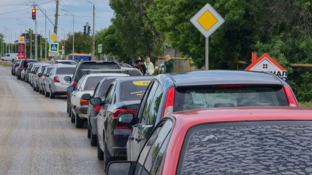 Cars queue on a road for fuel at a gas station after authorities restricted fuel sales amid a supply shortage following Ukrainian attacks on logistics routes in the course of Russia-Ukraine conflict, in the Black Sea resort city of Yevpatoriya, Crimea, June 3, 2026. REUTERS/Alexey Pavlishak