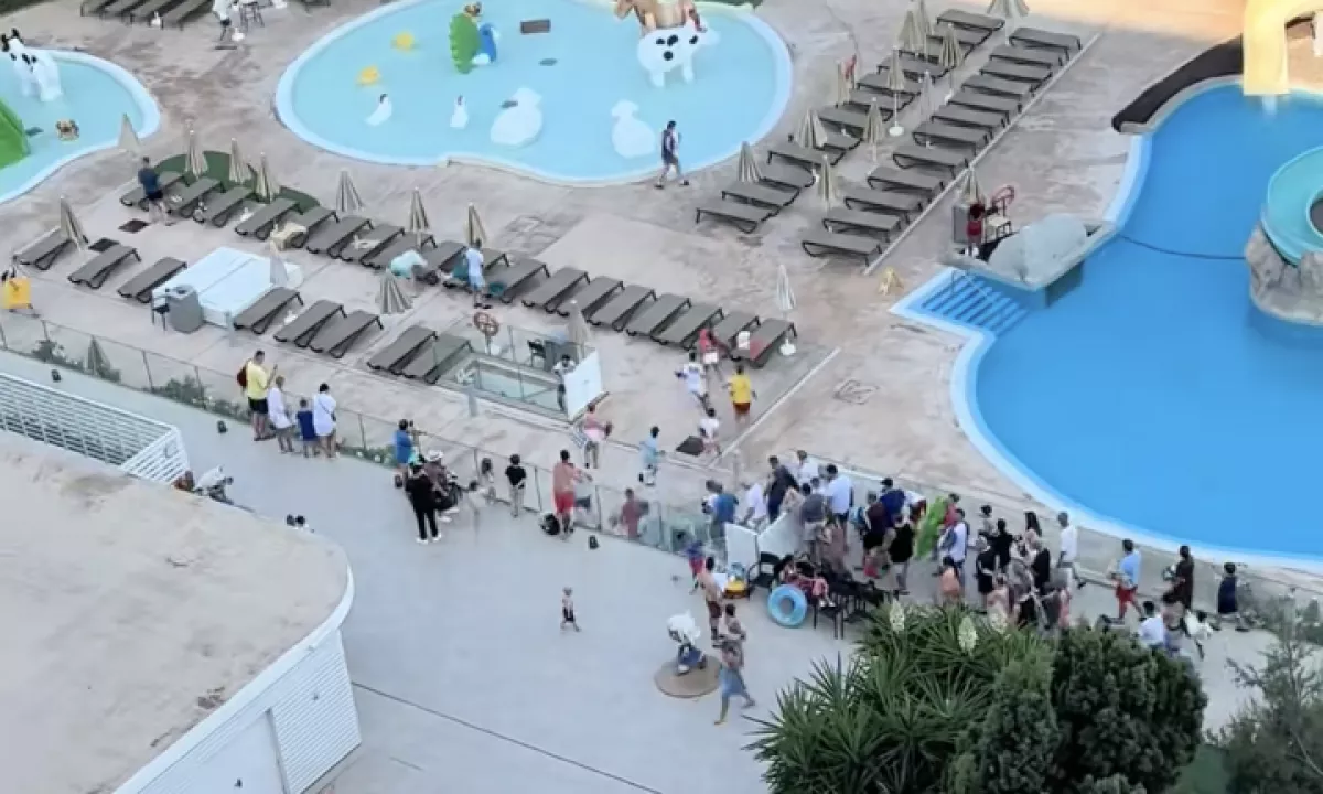 (VIDEO) Boj turistov za ležalnike: »Predstavljajte si, da za to plačate 2000 evrov«