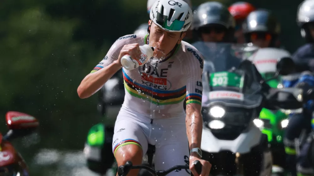 Cycling - Tour de France - Stage 6 - Pau to Gavarnie-Gedre - Pau, France - July 9, 2026 UAE Team Emirates XRG's Tadej Pogacar splashes water on himself while in action during stage 6 REUTERS/Stephanie Lecocq