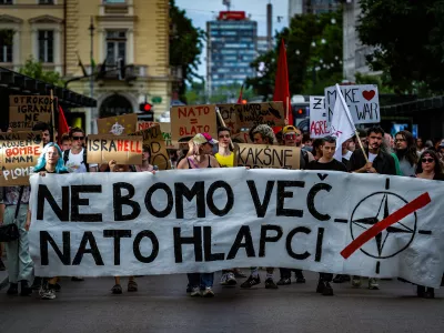 Ljubljana, Miklosicev park.Protestni shod z naslovom Nato, mir nam dajte! v organizaciji Studentskega drustva Iskra, na katerem so med drugim zahtevali takojsen izstop Slovenije iz Nata, uvedbo sankcij proti ZDA in Izraelu ter preusmeritev vojaskih izdatkov v javne storitve.