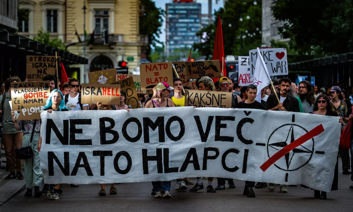 (FOTO) Na shodu v Ljubljani pozvali k izstopu iz Nata in uvedbi sankcij proti ZDA in Izraelu