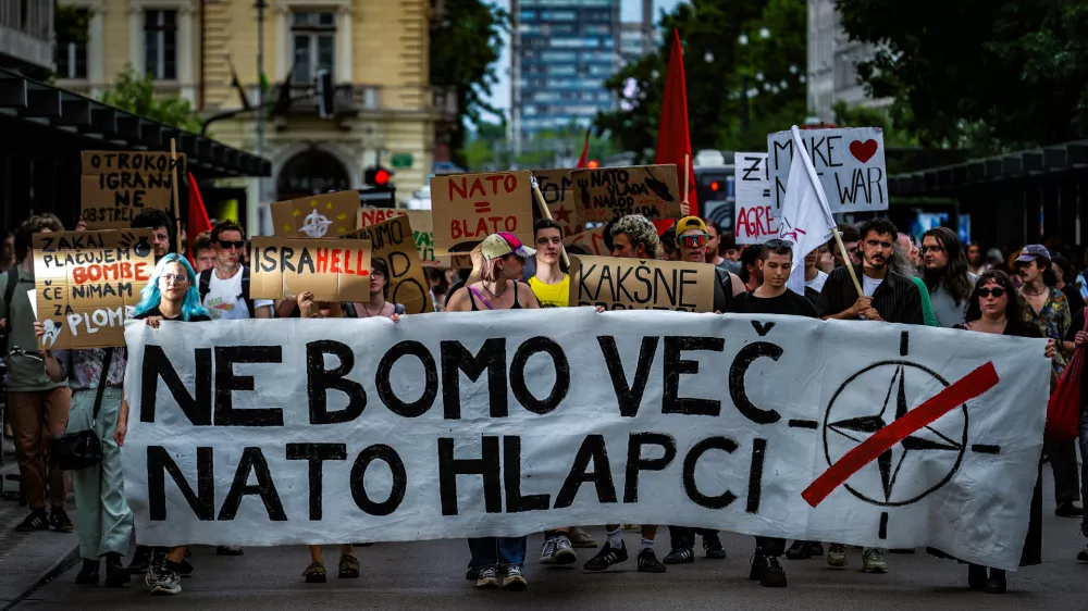 Ljubljana, Miklosicev park.Protestni shod z naslovom Nato, mir nam dajte! v organizaciji Studentskega drustva Iskra, na katerem so med drugim zahtevali takojsen izstop Slovenije iz Nata, uvedbo sankcij proti ZDA in Izraelu ter preusmeritev vojaskih izdatkov v javne storitve.