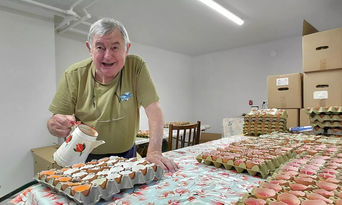 Andrej že 54 let ročno izdeluje tisoče lučk: »Dokler bom zmogel, bodo lučke plavale«