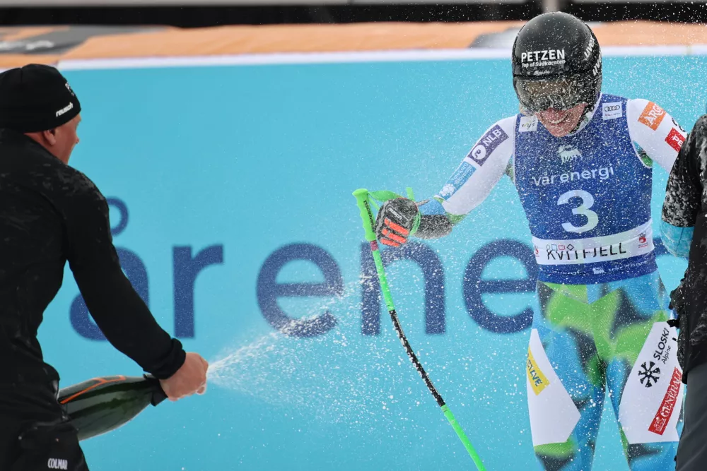 Slovenia's Ilka Stuhec celebrates her retirement at the finish area of an alpine ski, women's super-G race, at the Lillehammer World Cup Finals, in Kvitfjell, Norway, Sunday, March 22, 2026. (AP Photo/Marco Trovati) / Foto: Marco Trovati