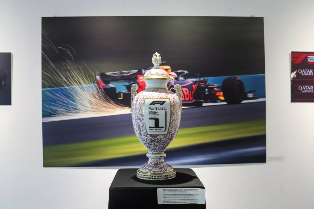 - keramični pokal,- 07.07.2026. - Razstava Hungaroring 40 - 40 let madžarske velike nagrade Formule 1 v Lisztov in&scaron;titut, Madžarski kulturni center v Ljubljani.//FOTO: Bojan Velikonja