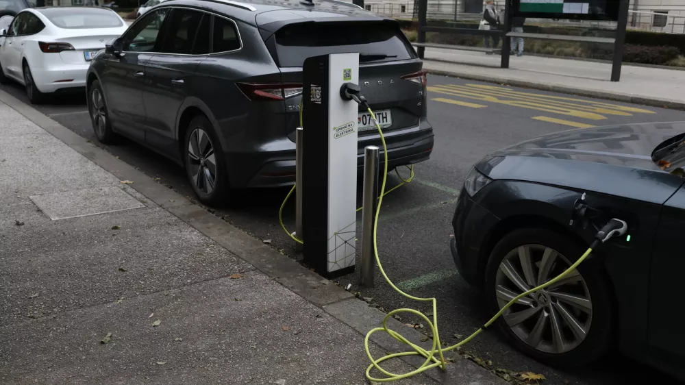 Prodaja električnih avtomobilov v Sloveniji raste dvakrat hitreje kot v Evropi