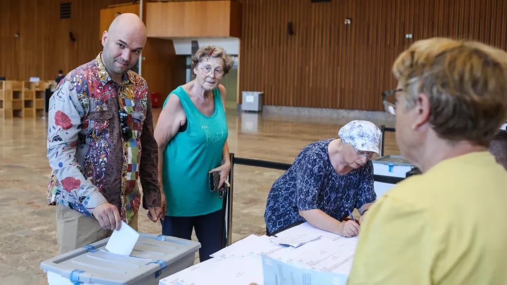 - Denis Striković, mestni svetnik Levica Vesna,- 07.07.2026. - Predčasno glasovanje za Referendum o spremenjenem parkirnem odloku. Gospodarsko razstavi&scaron;če Ljubljana.//FOTO: Bojan Velikonja