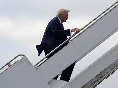 FILE PHOTO: U.S. President Donald Trump boards Air Force One at Palm Beach International Airport in West Palm Beach, Florida, U.S., March 29, 2026. REUTERS/Elizabeth Frantz/File Photo