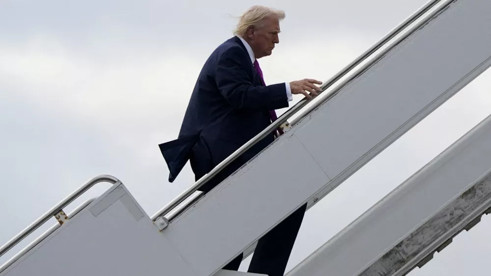 FILE PHOTO: U.S. President Donald Trump boards Air Force One at Palm Beach International Airport in West Palm Beach, Florida, U.S., March 29, 2026. REUTERS/Elizabeth Frantz/File Photo