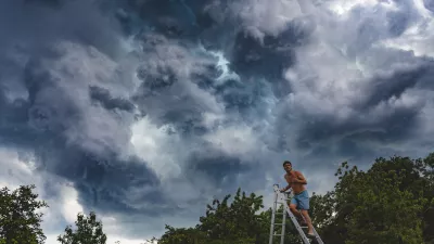 Dopoldne v kopalkah, popoldne možne nevihte. Le na lestev se raje ne povzpnite.