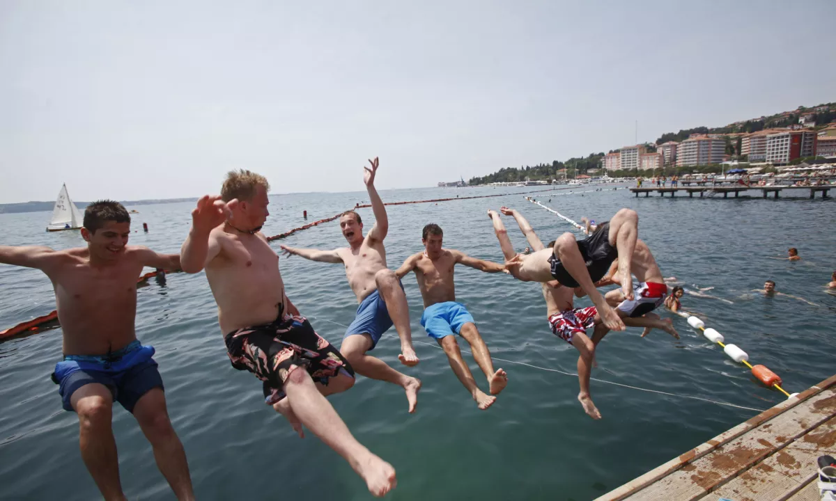 Kristalno čista zmaga: slovenska obala pometla s konkurenco glede kopalnih voda