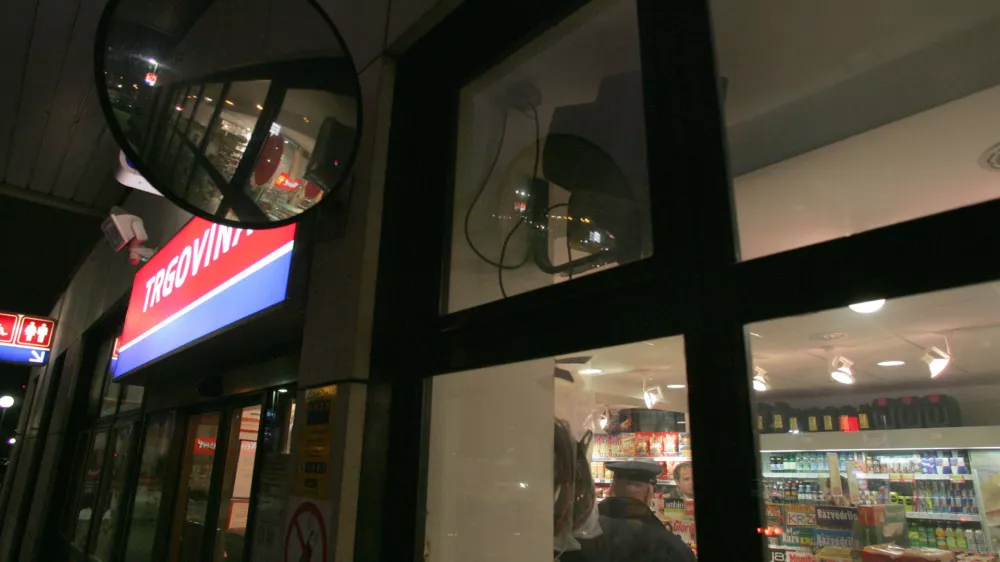 Rop na bencinski črpalki, Celov&scaron;ka cesta//FOTO:Jaka Gasar/OPOMBA:ZA OBJAVO V ČASNIKU DIREKT